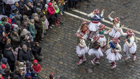 Imágenes del recorrido de los gigantes y cabezudos de Pamplona por San Saturnino