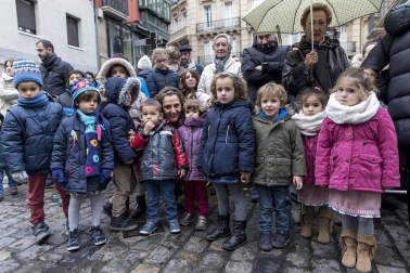 Imágenes del recorrido de los gigantes y cabezudos de Pamplona por San Saturnino