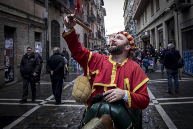 Imágenes del recorrido de los gigantes y cabezudos de Pamplona por San Saturnino