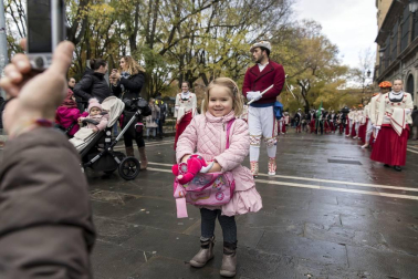 Imágenes del recorrido de los gigantes y cabezudos de Pamplona por San Saturnino