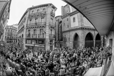 Imágenes del recorrido de los gigantes y cabezudos de Pamplona por San Saturnino