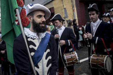 Imágenes del recorrido de los gigantes y cabezudos de Pamplona por San Saturnino
