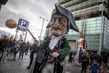 Imágenes del recorrido de los gigantes y cabezudos de Pamplona por San Saturnino
