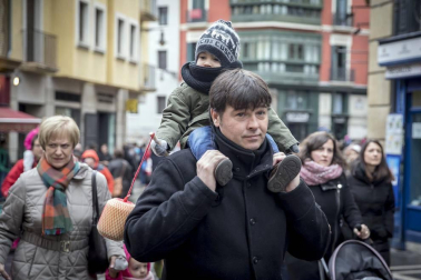 Imágenes del recorrido de los gigantes y cabezudos de Pamplona por San Saturnino