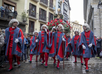 Imágenes del recorrido de los gigantes y cabezudos de Pamplona por San Saturnino