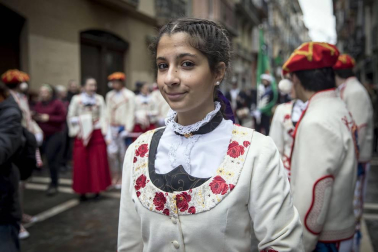 Imágenes del recorrido de los gigantes y cabezudos de Pamplona por San Saturnino