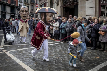 Imágenes del recorrido de los gigantes y cabezudos de Pamplona por San Saturnino