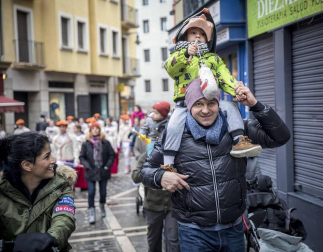 Imágenes del recorrido de los gigantes y cabezudos de Pamplona por San Saturnino
