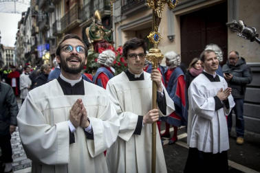 Imágenes del recorrido de los gigantes y cabezudos de Pamplona por San Saturnino