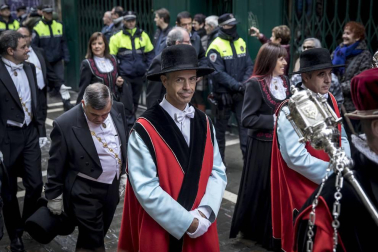 Imágenes del recorrido de los gigantes y cabezudos de Pamplona por San Saturnino