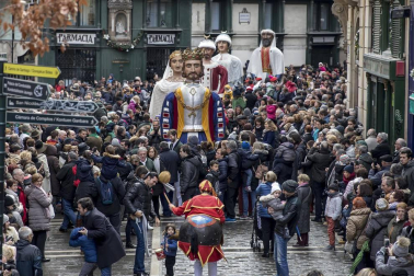 Imágenes del recorrido de los gigantes y cabezudos de Pamplona por San Saturnino