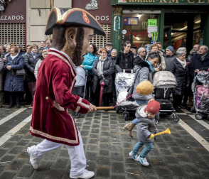Imágenes del recorrido de los gigantes y cabezudos de Pamplona por San Saturnino