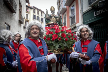 Imágenes del recorrido de los gigantes y cabezudos de Pamplona por San Saturnino