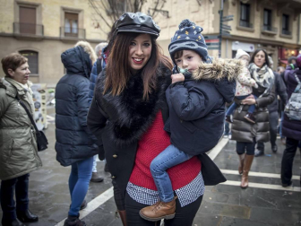Imágenes del recorrido de los gigantes y cabezudos de Pamplona por San Saturnino