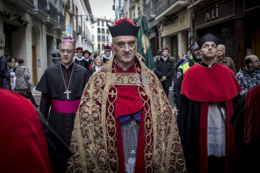 Imágenes del recorrido de los gigantes y cabezudos de Pamplona por San Saturnino