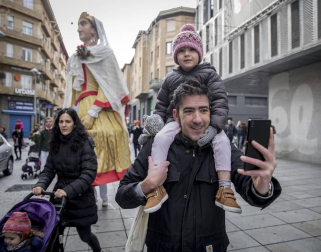 Imágenes del recorrido de los gigantes y cabezudos de Pamplona por San Saturnino