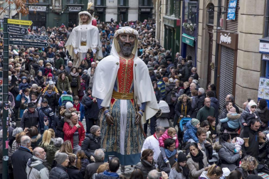 Imágenes del recorrido de los gigantes y cabezudos de Pamplona por San Saturnino