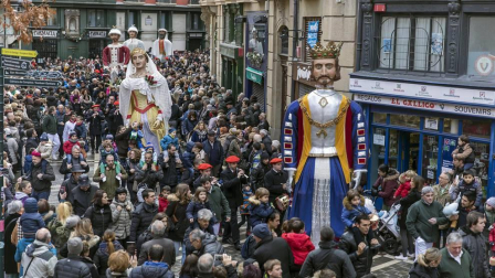 Imágenes del recorrido de los gigantes y cabezudos de Pamplona por San Saturnino