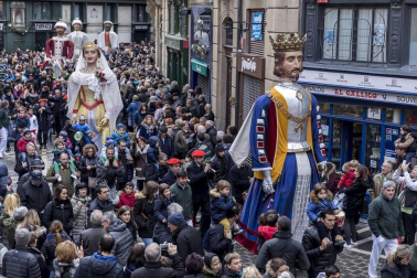 Imágenes del recorrido de los gigantes y cabezudos de Pamplona por San Saturnino