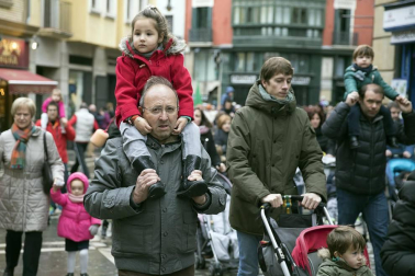 Imágenes del recorrido de los gigantes y cabezudos de Pamplona por San Saturnino