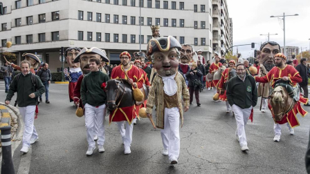 Imágenes del recorrido de los gigantes y cabezudos de Pamplona por San Saturnino