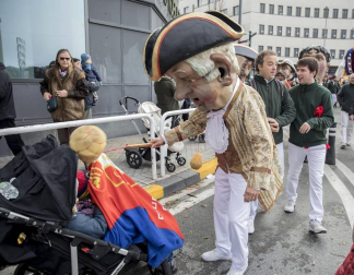 Imágenes del recorrido de los gigantes y cabezudos de Pamplona por San Saturnino