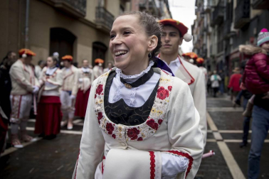 Imágenes del recorrido de los gigantes y cabezudos de Pamplona por San Saturnino