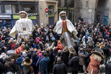 Imágenes del recorrido de los gigantes y cabezudos de Pamplona por San Saturnino