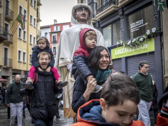 Imágenes del recorrido de los gigantes y cabezudos de Pamplona por San Saturnino