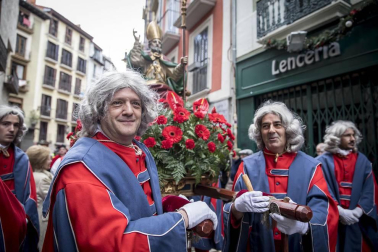 Imágenes del recorrido de los gigantes y cabezudos de Pamplona por San Saturnino