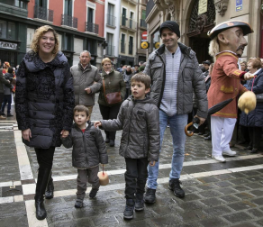 Imágenes del recorrido de los gigantes y cabezudos de Pamplona por San Saturnino