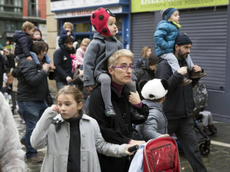 Imágenes del recorrido de los gigantes y cabezudos de Pamplona por San Saturnino