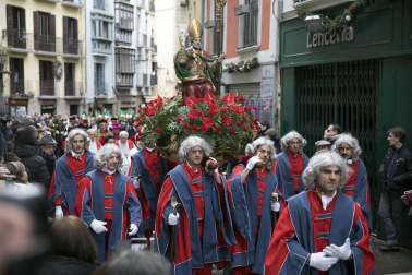 Imágenes del recorrido de los gigantes y cabezudos de Pamplona por San Saturnino