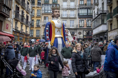 Imágenes del recorrido de los gigantes y cabezudos de Pamplona por San Saturnino