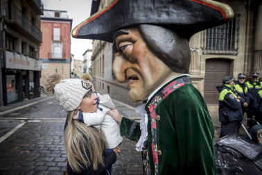 Imágenes del recorrido de los gigantes y cabezudos de Pamplona por San Saturnino