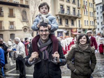 Imágenes del recorrido de los gigantes y cabezudos de Pamplona por San Saturnino