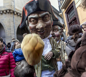 Imágenes del recorrido de los gigantes y cabezudos de Pamplona por San Saturnino
