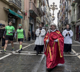 Imágenes del recorrido de los gigantes y cabezudos de Pamplona por San Saturnino
