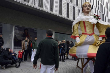 Imágenes del recorrido de los gigantes y cabezudos de Pamplona por San Saturnino