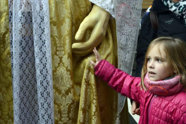 Imágenes del recorrido de los gigantes y cabezudos de Pamplona por San Saturnino