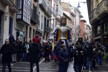 Imágenes del recorrido de los gigantes y cabezudos de Pamplona por San Saturnino