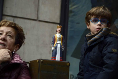 Imágenes del recorrido de los gigantes y cabezudos de Pamplona por San Saturnino