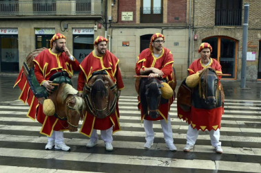 Imágenes del recorrido de los gigantes y cabezudos de Pamplona por San Saturnino