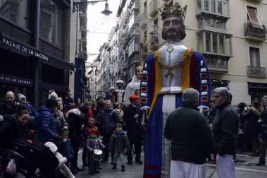 Imágenes del recorrido de los gigantes y cabezudos de Pamplona por San Saturnino