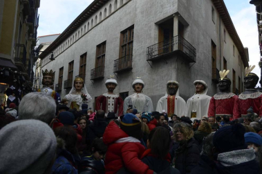 Imágenes del recorrido de los gigantes y cabezudos de Pamplona por San Saturnino