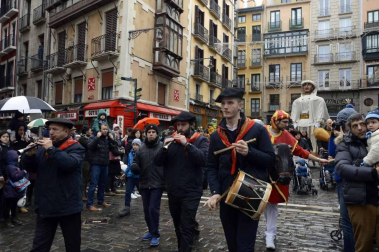 Imágenes del recorrido de los gigantes y cabezudos de Pamplona por San Saturnino