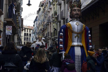 Imágenes del recorrido de los gigantes y cabezudos de Pamplona por San Saturnino