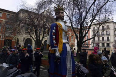 Imágenes del recorrido de los gigantes y cabezudos de Pamplona por San Saturnino