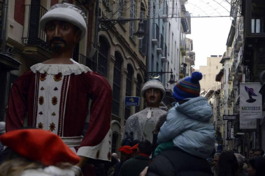 Imágenes del recorrido de los gigantes y cabezudos de Pamplona por San Saturnino