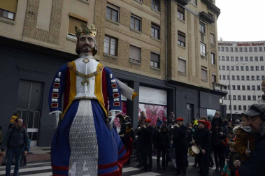 Imágenes del recorrido de los gigantes y cabezudos de Pamplona por San Saturnino